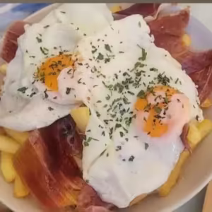 Huevos rotos con jamón